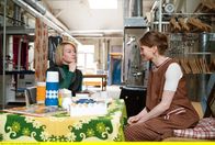Alice (NDR) – Alice (Nina Gummich) interviewt eine Arbeiterin (Lisa Hagmeister).