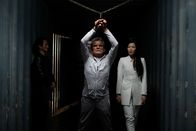 Das Netz - Prometheus – L-R: Yusuke Yamasaki, Casutt (Marek Wlodarczyk) und Anne Hsu (Uisenma Borchu)