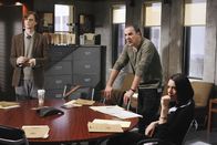 Criminal Minds – Auf der Suche nach einem Serienmörder: Reid (Matthew Gray Gubler, l.), Gideon (Mandy Patinkin, M.) und Emily Prentiss (Paget Brewster, r.) ...