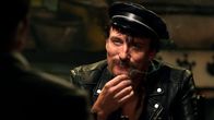 Enfant Terrible – Rainer Fassbinder (Oliver Masucci) teilt Britta mit, dass sie jetzt sofort gut essen gehen, da Britta einen Filmpreis für die beste weibliche Hauptrolle gewonnen hat.