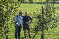 freizeit – Beim Wandern durch die alten Streuobstwiesen in Burgbernheim erfährt der Schmidt Max (links) von Stadtgärtner Ernst Grefig, wie man eine Obsthecke anlegt.