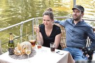 jerks. – Christian (r.) beschließt, Emily (l.) endlich einen Antrag zu machen. Bei einem romantischen Abendessen soll der sündhaft teure Ring in ihrem Dessert versteckt werden. Doch plötzlich taucht Muriel auf und isst Emilys Nachtisch ...