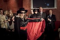 Nordisch herb – Rayks Hypnose führt zu einer überraschenden Erklärung: Zorro alias Wibke (Nora Binder, im VG links) und Batmann alias Hinrichs (Thomas Kügel, im VG rechts) sagen ihm, dass er den abgeschnittenen Finger von Supermann bekommen hat.