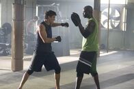 The Fighters – Das tägliche Training mit Free Fight-Coach Jean Roqua (Djimon Hounsou, r.) zahlt sich aus. Jake (Sean Faris, l.) gewinnt nicht nur die Kontrolle über sein Gefühlsleben zurück, sondern wird auch ein begnadeter und disziplinierter Kämpfer. Da fordert ihn mit einem bösen Trick sein Kontrahent heraus ...