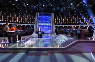 Quizduell - Olymp – Moderator Jörg Pilawa (M.) mit den Kandidaten des Teams "Ermittler": Wanja Mues (l.) und Claus Theo Gärtner (2.v.l.), beide Schauspieler - sowie dem Rateteam: Marie-Louise Finck (3.v.r.), Eckard Freise (2.v.r.) und Thorsten Zirkel (r.).