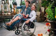 Rote Rosen – ARD ROTE ROSEN, Folge 181810 Uhr im Ersten. Bei ein Videodreh holen Robin (Niklas Osterloh, r.) seine Gefühle für Ariane (Alexandra M. Horn, l.) wieder ein.