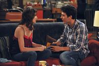 How I Met Your Mother – Nachdem Robin (Cobie Smulders, l.) von Don verlassen wurde, ist sie am Boden zerstört. Ted (Josh Radnor, r.) versucht sie zu trösten ...