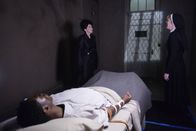 American Horror Story – Jahr 1964: Schwester Mary Eunice (Lily Rabe, r.) platzt herein, nachdem die Frau in schwarz (Frances Conroy, l.) Miles (Tongayi Chirisa, l.) geküsst hat und es stellt sich heraus, dass sie den Dämon, der Mary Eunice beherrscht, kennt ...