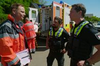 Notruf Hafenkante – Dr. Haase (Fabian Harloff, l.) informiert Malik (Zejhun Demirov, 2.v.r.) und Mattes (Matthias Schloo, r.) über den Zustand seines Patienten, der laut seiner Einschätzung mit einem harten Gegenstand niedergeschlagen wurde.