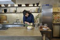 Zu Tisch mit Lucie - Kitchen Hacks – Lucie gewinnt aus Apfelresten einen aromatischen Essig.