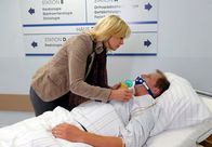 Rote Rosen – ARD ROTE ROSEN FOLGE 1149 Uhr im ERSTEN. Katja (Saskia Valencia, l.) gesteht dem verletzten Philipp (Thorsten Nindel, r.), dass sie ihn noch immer liebt.