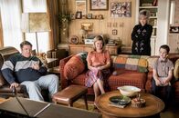 Young Sheldon – v.l.n.r.) George Cooper sen. (Lance Barber); Mary Cooper (Zoe Perry); Meemaw (Annie Potts); Sheldon Cooper (Iain Armitage)