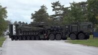 Gigant auf Rädern - Der Panzer-Transporter – Die Zugmaschine HX81 kann den 60 Tonnen schweren Panzer Leopard 2 transportieren.