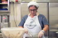 Re: – Nicoletta Cosentino in ihrer Manufaktur Cuoche Combattenti (kämpferische Köchinnen)