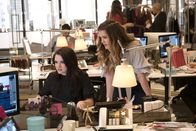 The Bold Type – Jane Sloan (Katie Stevens, l.); Sutton Brady (Meghann Fahy, r.)