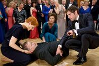 In aller Freundschaft – Dr. Roland Heilmann (Thomas Rühmann, liegend) bricht auf dem Ärzteball zusammen. Seine Frau Pia Heilmann (Hendrikje Fitz, li.), Prof. Dr. Karin Patzelt (Marijam Agischewa, mi.) und Dr. Niklas Ahrend (Roy Peter Link, re.) sind sofort bei ihm. Roland spielt seinen Zustand herunter, doch allen ist klar: Er muss sofort in die Sachsenklinik.