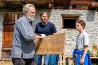 Die Bergretter – Auf der Suche nach seiner vermissten Mutter lernt Leon (Jacob Speidel, r.) seinen Großvater Hubert Lindner (Gerd Silberbauer, l.) kennen. Markus (Sebastian Ströbel, M.) ist überrascht, dass er so wenig Interesse an seinem Enkel und seiner Tochter zeigt.