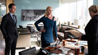 Suits – Mike (Patrick J. Adams, l.) und Samantha (Katherine Heigl, M.) reichen eine Klage gegen Faye (Denise Crosby, r.) ein, weil sie Samantha ohne Beweise für Fehlverhalten entlassen hat.