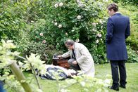 Der junge Inspektor Morse – Inspektor Morse (Shaun Evans, r.) wird an einen Tatort gerufen. Dr. Max DeBryn (James Bradshaw, l.) und Inspektor Morse wollen so schnell wie möglich Antworten auf die vielen Fragen, die die Leiche aufwirft, finden.