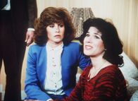 Hart aber herzlich – Jennifer (Stefanie Powers, l.) versucht, die verzweifelte Sara (Laurie Heineman, r.) zu beruhigen. Klappt das?