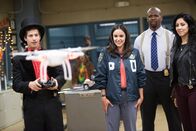Brooklyn Nine-Nine – (v.l.n.r.) Jake Peralta (Andy Samberg); Amy Santiago (Melissa Fumero); Terry Jeffords (Terry Crews); Rosa Diaz (Stephanie Beatriz)