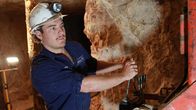 Outback Opal Hunters - Edelsteinjagd in Australien – Rory Cheal beim Betrieb des Superdigger, Lightning Ridge, NSW.