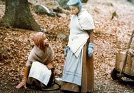 Schneeweisschen und Rosenrot – Schneeweißchen (Julie Juristová) und Rosenrot (Katrin Martin) suchen Holz im Wald.