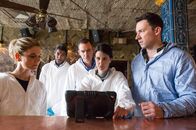 Silent Witness – Dr. Nikki Alexander (Emilia Fox) und ihr Team bestehend aus DCI Martin Cramer (Johann Myers), Dr. Thomas Chamberlain (Richard Lintern), DI Carey Murphy (Heather Peace) und Dr. Jack Hodgson (David Caves) erkennen auf Videoaufzeichnungen in einer Bar einen Mordverdächtigen.
