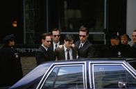 Matrix – Die Agenten (Paul Goddard, l., Robert Taylor, r., und Hugo Weaving, 2. v. l.) haben in Neo (Keanu Reeves, M.) einen potenziellen Unruhestifter ausgemacht ...