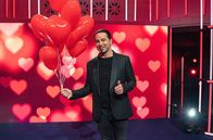 Babbel Net! – “Babbel Net!“ sagt der Kurpfälzer, wenn jemand kein dummes Zeug reden soll. Davor will Bülent Ceylan sein Publikum bewahren und lässt sich beim Thema „Liebe“ zum professionellen Kuschler ausbilden. Die Sexual-Pädagogin Gianna Bacio überrascht mit neuen amüsanten Facts und testet Bülents Wissen in puncto weibliche Sexualität. Denn schlauer macht lustig. Mitwirkende: Bülent Ceylan, Esra, Gianna Baccio, Musaik, LauRAW