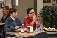 The Big Bang Theory – Die ganze Welt scheint Kopf zu stehen. Wie werden Howard (Simon Helberg, l.) und Leonard (Johnny Galecki, r.) mit den Veränderungen zurechtkommen?; Die ganze Welt scheint Kopf zu stehen. Wie werden Howard (Simon Helberg, l.) und Leonard (Johnny Galecki, r.) mit den Veränderungen zurechtkommen?