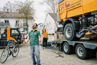 Die Glücksspieler – Firat (Eko Fresh) freut sich, dass er seine Maschinen wieder hat.