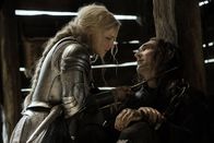 Der Herr der Ringe: Die Ringe der Macht – Galadriel (Morfydd Clark) ist es gelungen, Adars (Joseph Mawle) Flucht zu verhindern.