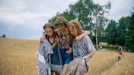 SommerCamp - Back To the Roots – Mayra und Matilda stützen die humpelnde Käthe. Was ist passiert?