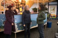 Rote Rosen – Dörte (Edelgard Hansen, M.) ist glücklich, als Anke (Anne Brendler, r.) ihr Angebot doch noch annimmt (mit Anja Franke, l.).