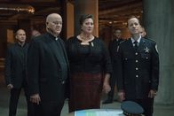 The Exorcist – Ihre Pläne werden von dem neuen, mächtigen Dämon in Chicago einfach über den Haufen geworfen: Bruder Simon (Francis Guinan, l.), Maria Walters (Kirsten Fitzgerald, M.) und Polizeipräsident Jaffey (Tim Hopper, r.) ...