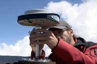 Leben mit Vulkanen – Mit Hilfe von GPS-Daten können die Forscher inzwischen millimetergenau feststellen, wo und wie weit sich der Vulkan ausdehnt.