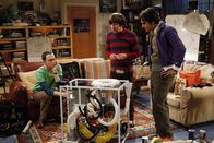 The Big Bang Theory – Howard (Simon Helberg, M.) hat Probleme mit der von ihm konstruierten Weltraumtoilette für die internationale Raumstation ISS und bittet deshalb seine Freunde Sheldon (Jim Parsons, l.), Raj (Kunal Nayyar, r.) und Leonard um Hilfe ...