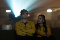 Alex Rider – Alex Rider (Otto Farrant) findet das Verhalten von Ayisha (Shalisha James-Davis) seltsam, denn sie spricht und bewegt sich wie ein Roboter.