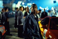 The Fast and the Furious – Achtet genau auf jeden Schritt des Neuen: Edwin (Ja Rule) traut O'Conner nicht über den Weg. Zu Recht, doch sein Anführer Toretto will davon nichts wissen ...