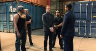 Elementary – Sherlock (Jonny Lee Miller, M.) wird von El Halcoln (Jon Huertas, r.) und seiner gefährlichen Drogendealer-Bande gekidnapped und gezwungen herauszufinden, wer Smuggler Torres getötet hat. In der Hoffnung durch die Bande einen Heroin-Dealer ausfindig machen zu können, nimmt er sich dem Fall an. Ein Fehler?; Sherlock (Jonny Lee Miller, M.) wird von El Halcoln (Jon Huertas, r.) und seiner gefährlichen Drogendealer-Bande gekidnapped und gezwungen herauszufinden, wer Smuggler Torres getötet hat. In der Hoffnung durch die Bande einen Heroin-Dealer ausfindig machen zu können, nimmt er sich dem Fall an. Ein Fehler?