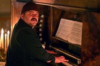 Der Usedom-Krimi – Der Pastor (Robert Nikisch) an der Orgel. Draußen tobt der Sturm.