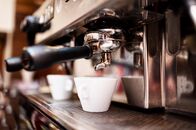 Quarks – Kaffee ist offiziell ein lebensnotwendiges Gut. Was wie ein Jux klingt, hat der Bundesrat 2019 so entschieden, als er über die Pflichtlagerhaltung von Kaffee debattierte. Kaffee leiste zwar keinen Beitrag zur Nahrungsenergieversorgung, sei aber "Motivator und Leistungsförderer".