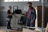 Die Rosenheim-Cops – Controller Daniel Donato (Paul Brusa, l.) kann nicht fassen, dass Hausmeister Hannes Winkler (Steffen Wolf, r.) noch immer nicht mit dem Aufbau der neuen Schreibtische fertig ist.