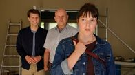 Freitag im Ersten: Auf der Walz - Drei Jahre und ein Tag – Maria (Ronja Rath, re.) fühlt sich von ihrem Mann Steffen (Silas Breiding, li.) und ihrem Vater Volker (Oliver Stokowski, Mitte) überrumpelt.