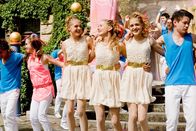 Hanni & Nanni 3 – Als coole Dancenummer führen die Schülerinnen von Internat Lindenhof zusammen mit den Jungs der englischen Gastschulklasse ihre eigene, moderne Version des Bühnenklassikers "Romeo und Julia" auf.
