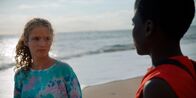 Sunburned – Claire (Zita Gaier) freundet sich mit dem Flüchtling Amram (Gedion Oduar Wetasa) an.