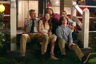 The Middle – v.l.n.r.) Mike (Neil Flynn); Sue (Eden Sher); Frankie (Patricia Heaton); Axl (Charlie McDermott); Brick (Atticus Shaffer)