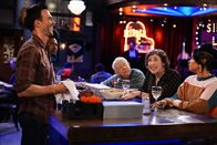 Call Me Kat – (v.l.n.r.) Max (Cheyenne Jackson); Phil (Leslie Jordan); Kat (Mayim Bialik); Randi (Kyla Pratt)