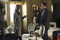 Castle – In der Wohnung der ermordeten Hellseherin sind Beckett (Stana Katic, l.) und Castle (Nathan Fillion, r.) auf der Suche nach Hinweisen.